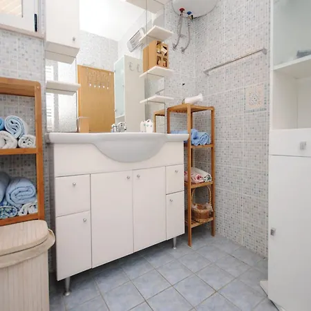 Дом отдыха Picturesque Escape With Pool And Sauna - Four Bedroom With Sauna And Pool