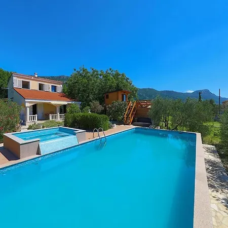 Дом отдыха Picturesque Escape With Pool And Sauna - Four Bedroom With Sauna And Pool Кастель-Нови