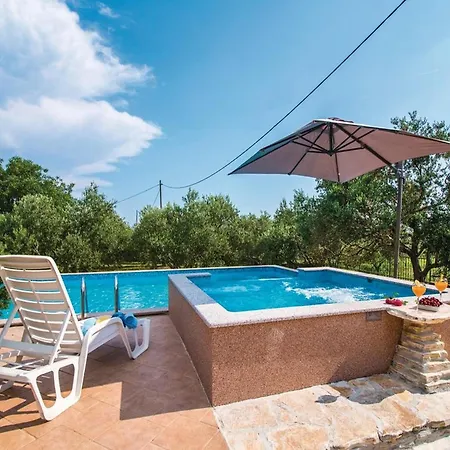Дом отдыха Picturesque Escape With Pool And Sauna - Four Bedroom With Sauna And Pool