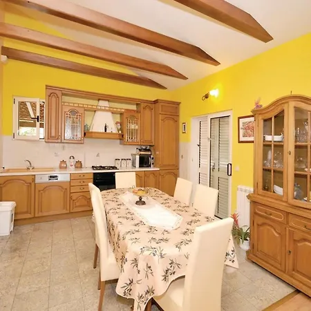 Дом отдыха Picturesque Escape With Pool And Sauna - Four Bedroom With Sauna And Pool *