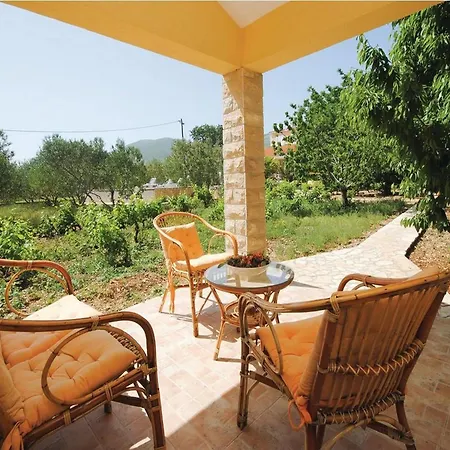 Дом отдыха Picturesque Escape With Pool And Sauna - Four Bedroom With Sauna And Pool *